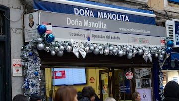 Cola en la administración de loterías de Doña Manolita, a 12 de diciembre de 2025, en Madrid (España). Doña Manolita es la administración que más factura en ventas de boletos de lotería de todo el país. A lo largo de su historia, la administración ha repartido un total de 80 grandes premios de Lotería de Navidad en 115 años de historia. El 18 de diciembre de 1812 fue el primer día que se celebró este emblemático sorteo y tuvo lugar en la ciudad de Cádiz. Esta administración ha inspirado a escritores, músicos y también pintores.
12 DICIEMBRE 2025
Jesús Hellín / Europa Press
12/12/2025