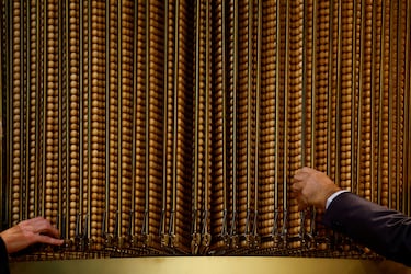 Trabajadores compruebas las bolas del sorteo de la Lotería de Navidad 2023.