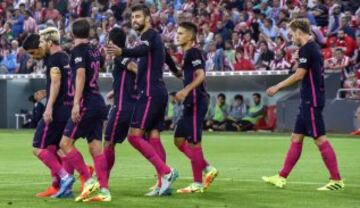 Los jugadores del F. C. Barcelona celebran el primer gol del equipo blaugrana