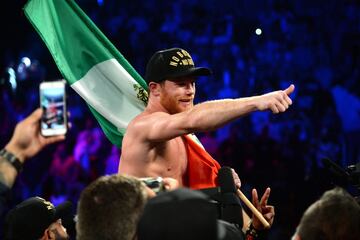 Tras vencer a Golovkin, 'Canelo' Ávarez festejó su triunfo.