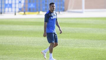 Gabriel Pires camina sobre el césped durante un entrenamiento de pretemporada del Leganés.
