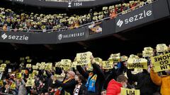 Cartulinas de protesta a LIm en Mestalla. 