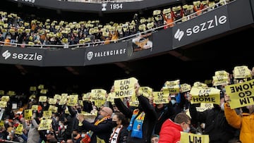 Cartulinas de protesta a LIm en Mestalla. 