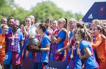 El Barcelona Femenino ha goleado 6-1 al Sporting de Huelva para proclamarse campeonas de la Copa de la Reina por novena vez.
