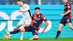 Genoa (Italy), 11/02/2024.- Atalanta's Dutch midfielder Teun Koopmeiners (left) and Genoa'Äôs Mexican defender Johan Vasquez vie for the ball during the Italian Serie A soccer match Genoa Cfc vs Atalanta Bc at Luigi Ferraris stadium in Genoa, Italy, 11 February 2024. (Italia, Génova) EFE/EPA/Simone Arveda
