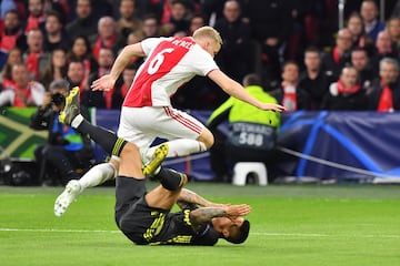 Donny van de Beek y Joao Cancelo