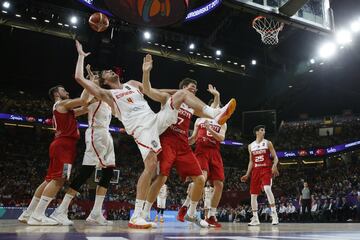 El pívot de la selección española de baloncesto Pau Gasol disputando  un balón con el jugador turco Baris Herse.