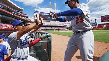 El mexicano termin&oacute; conectando tres cuadrangulares y produciendo ocho carreras en la victoria del cuadro angelino ante Cincinnati 18-9.