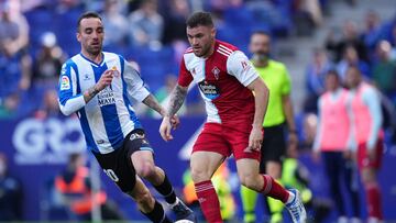 Javi Gal&aacute;n conduce el bal&oacute;n en presencia de Darder.