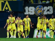 Los jugadores del Villarreal celebran el primer gol, obra de de Gerard.