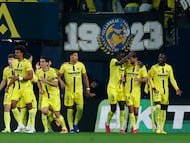 Los jugadores del Villarreal celebran el primer gol, obra de de Gerard.