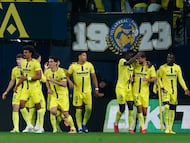 Los jugadores del Villarreal celebran el primer gol, obra de de Gerard.
