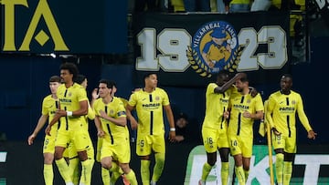 Los jugadores del Villarreal celebran el primer gol, obra de de Gerard.