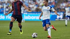 Valentín Vada conduce el balón frente al Levante.