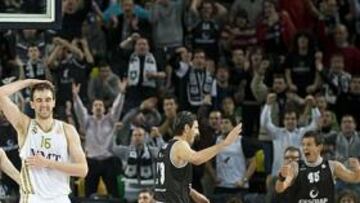 <b>EUFORIA Y DESPLOME. </b>Banic y Blums celebran una canasta, mientras Pocius, Velickovic y Begic lamentan el hundimiento madridista.