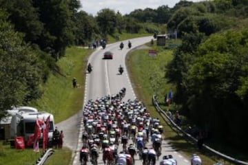 El pelotón recorriendo los 216 km de la etapa de hoy. 