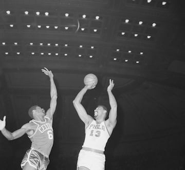 Durante un tramo de cuatro partidos en febrero de 1967, Chamberlain anotó 35 lanzamientos a canasta seguidos. En uno de ellos, el 24 de febrero, anotó 18 tiros sin fallo. Nadie ha hecho nada similar y solo él mismo se ha acercado con 16 y 15. Sí hay jugadores que firmaron un 14/14, el último Thomas Bryant, el pívot de los Wizards drafteado por los Lakers. Chamberlain es el jugador que más temporada seguidas ha enlazado liderando la NBA en porcentaje de tiro (cinco: 1964-69). En la 1972-73 logró la mejor cifra histórica: 72,7% con un 426/586 en lanzamientos. 