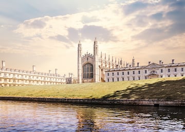 Situada en la ciudad de Cambridge (Inglaterra). Fue fundada en 1209 siendo así la segunda universidad más antigua de habla inglesa y la cuarta más longeva que sigue abierta. A los reyes Juqan Carlos I y a doña Sofía le entregaron los doctorados de 'honoris causa'.