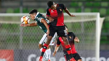 Soccer Football - Wanderers v Melgar - Copa Libertadores - Elias Figueroa stadium, Valparaiso, Chile - January 30, 2018. Wanderers&#039; Adrian Cuadra (L) in action with Melgar&#039;s Nilson Loyola. REUTERS/Rodrigo Garrido