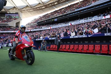 El piloto Jorge Martín, actual campeón del mundo de MotoGP y seguidor del Atlético de Madrid, recibe un homenaje antes del partido de Liga que disputan Atlético de Madrid y Getafe este domingo en el estadio Riyadh Air Metropolitano.