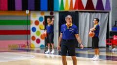 MADRID, 03/08/2022.- El entrenador de la selección española de baloncesto, el italiano Sergio Scariolo durante el entrenamiento del equipo este jueves en Madrid para preparar el Eurobasket. EFE/Víctor Casado
