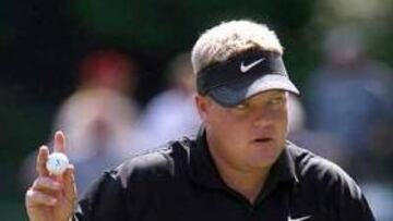 <b>TORNEO MEMORIAL. </b>Carl Petterson mantuvo el liderato en una jornada que se volvió a ver interrumpida por la lluvia.