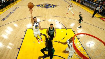 Stephen Curry lanza a canasta durante el quinto partido de las Finales NBA entre Golden State y Boston