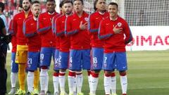 La Roja entona el himno nacional antes del amistoso ante Paraguay en el Nacional.