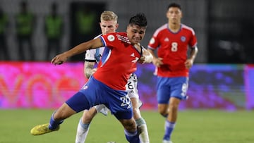 AMDEP5773. VALENCIA (VENEZUELA), 30/01/2024.- Damian Pizarro (frente) de Chile disputa el balón con Valentín Barco de Argentina hoy, en un partido del Torneo Preolímpico Sudamericano Sub-23 en el estadio Polideportivo Misael Delgado en Valencia (Venezuela). EFE/ Rayner Peña R.
