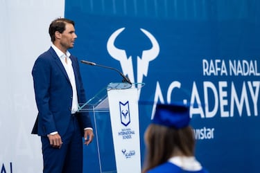 Nadal habla frente a los alumnos de su Academia.