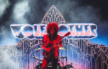 Wolfmother arras&oacute; en el escenario 3 mientras sonaba Vetusta Morla. Andrew Stockdale demostr&oacute; que siguen siendo una apuesta por el Rock m&aacute;s cl&aacute;sico, con un directo contundente y salvaje