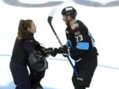 Un perro de la policía iba a hacer el saque de honor en un partido y todo acabó muy mal