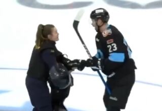 Un perro de la policía iba a hacer el saque de honor en un partido y todo acabó muy mal