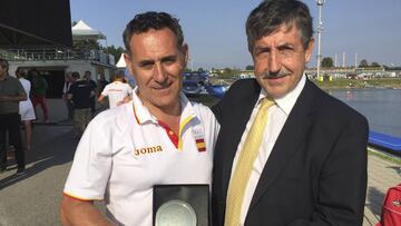 El presidente de la Federación Internacional , José Perurena (derecha), y su homólogo de la española Juan José Román Mangas, con el Trofeo a Mejor Federación Nacional de Kayak Masculino.