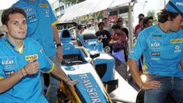 <b>ACLAMADOS. </B>Fisichella y Alonso fueron la gran atracción en las calles de Kuala Lumpur.