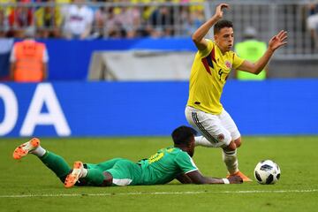 El delantero de Senegal, Keita Balde, pierde la disputa por el balón con Santiago Arias, durante el partido Senegal-Colombia, del Grupo H del Mundial de Fútbol de Rusia 2018, en el Samara Arena de Samara, Rusia, hoy 28 de junio de 2018