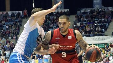 GRAF7064. Santiago de Compostela. 06/04/2019. El ala-pivot del Zaragoza, Nacho Martín (d), con el balón ante el jugador de Obradoiro, Maxime De Zeeuw, durante el encuentro de la Liga ACB que se disputa en el Multiusos de Sar, en Santiago de Compostela.EFE / Xoán Rey.