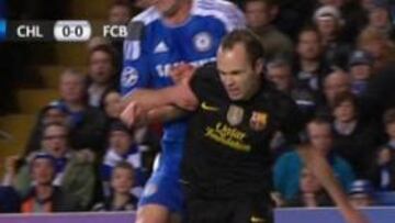 Captura del posible penalti a Iniesta.