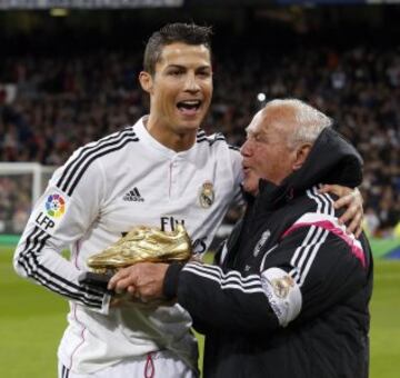 El delantero portugués del Real Madrid Cristiano Ronaldo muestra la Bota de Oro 2013 