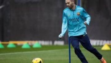 Iniesta, Puyol, Montoya y Song se entrenan con el grupo