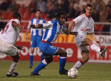 Defendió los colores del Depor entre 2000 y 2002. Jugó 64 partidos. Consiguió una Copa del Rey y una Supercopa de España. 