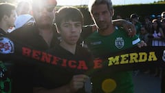 Coentrao posa con una bufanda que insulta al Benfica