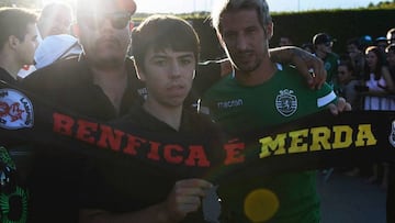 Coentrao posa con un aficionado