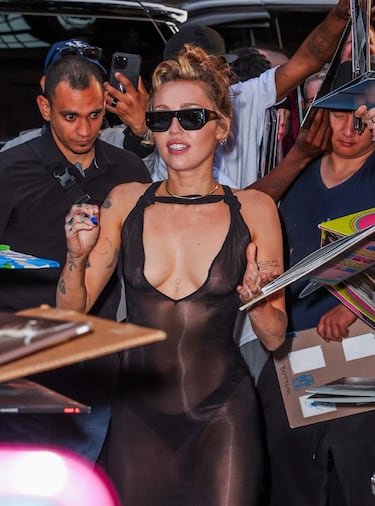 Miley Cyrus llega a su hotel el 4 de junio de 2025 en la ciudad de Nueva York.