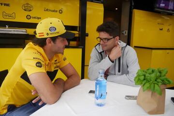 Carlos Sainz hablando con Manuel Franco.