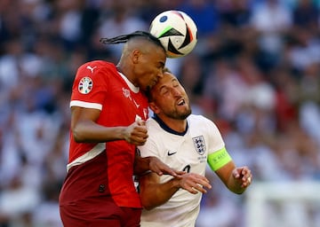 Choque de trenes entre el jugador suizo, Manuel Akanji, y el inglés Harry Kane.