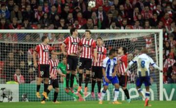 El delantero argelino del Oporto, Yacine Brahimi lanza una falta ante la barrera del Athletic de Bilbao, durante el partido de la fase de grupos de Liga de Campeones