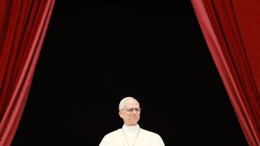El Papa León XIV dirige una oración de Regina Caeli desde el balcón central (Loggia delle Benedizioni) de la Basílica de San Pedro, en el Vaticano.