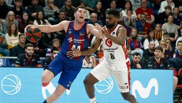 Parra (i), del Barça de baloncesto intenta avanzar ante la presencia de Mencía (d), del Casademont Zaragoza, durante el partido de la jornada 23 de la Liga Endesa de baloncesto jugado esta tarde en el Palau Blaugrana.