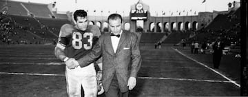 Head coach de Rams (1955-1959), Chargers (1960-1969) y Oilers (1973-1974). Récord de 122-99-7, 1-5 en postemporada.